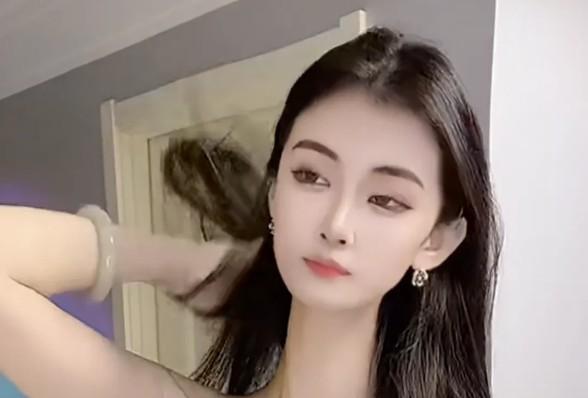 快手的漂亮女主播又“吃饱”了,傍一大哥直刷80000快币!