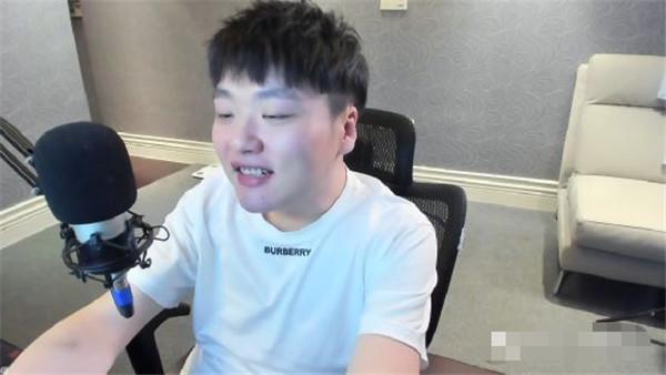 刀塔二哥再次被网暴，劝三弟引发网友的不满：就因为我叫郑翔？